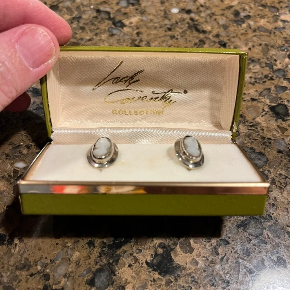 Vintage Lady Coventry Cameo Clip On Earrings - Picture 2 of 11